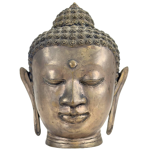 Een historisch Thais bronzen Boeddhahoofd in Sukhothai-stijl tentoongesteld in een museale opstelling.