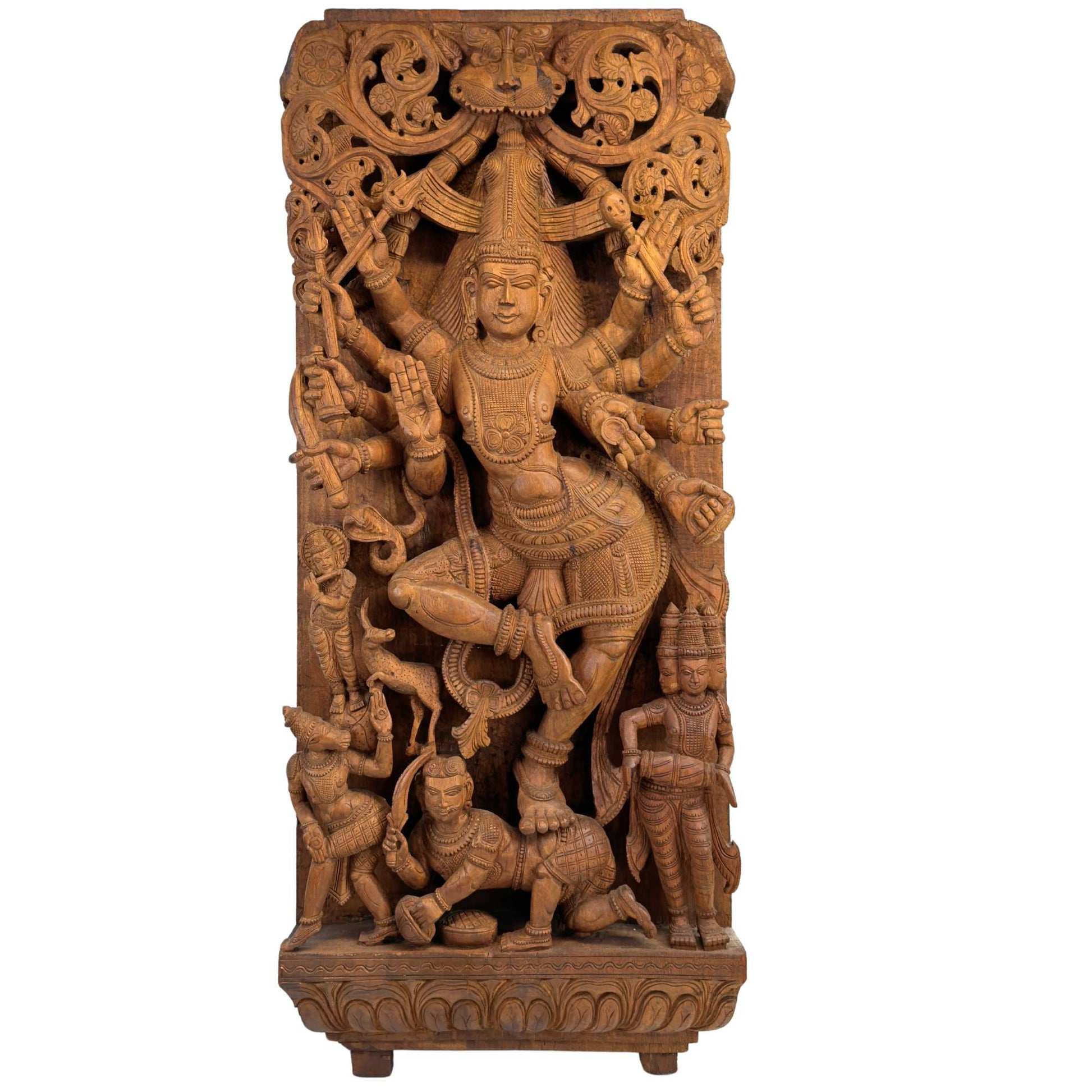 Monumentaal Zuid-Indiaas houten tempelpaneel met een gedetailleerd hoogreliëf van de kosmische dans van Shiva Nataraja uit Tamil Nadu.