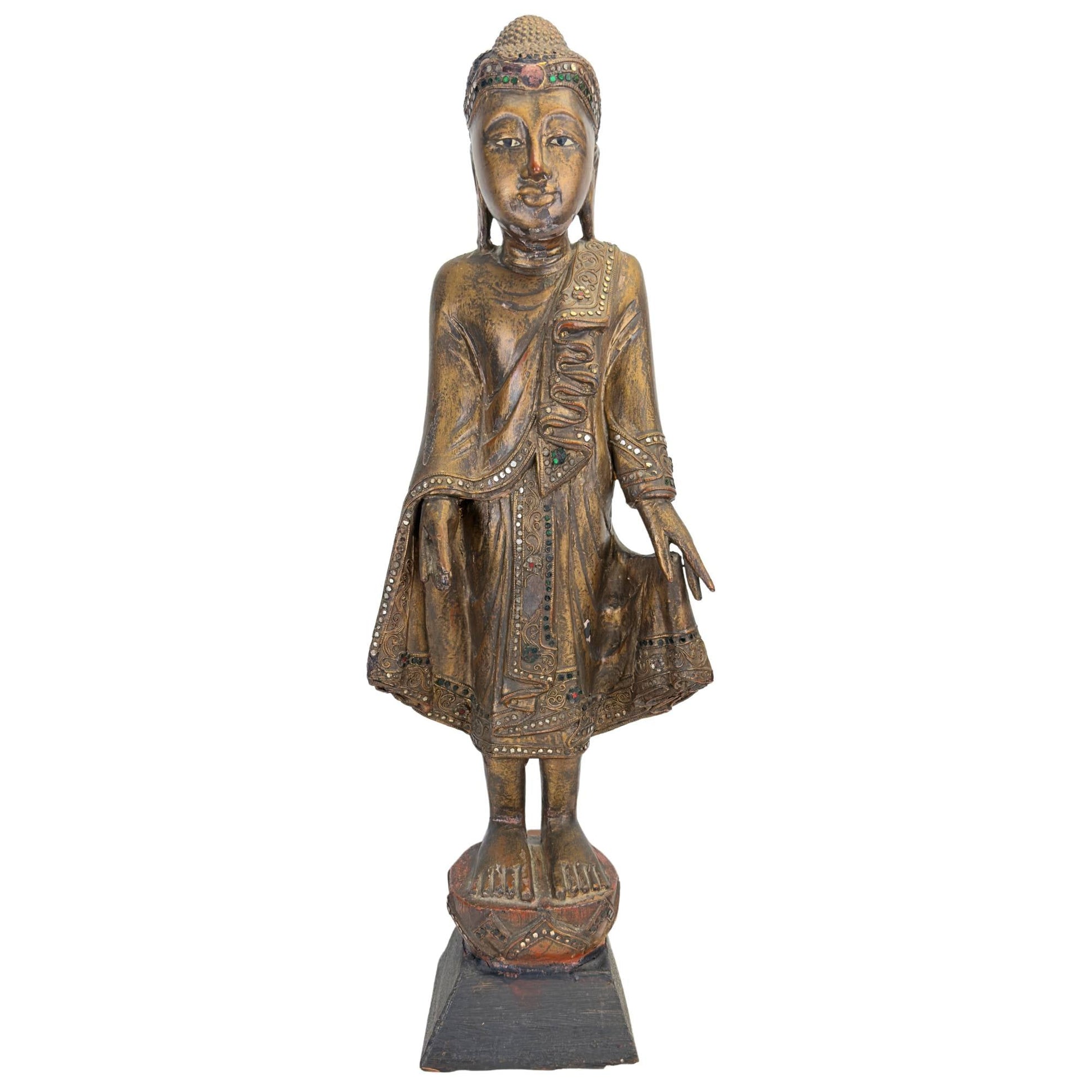 Vooraanzicht van het 19e-eeuwse Birmaanse Boeddhabeeld in Mandalay-stijl met authentieke bladgoud-patina.