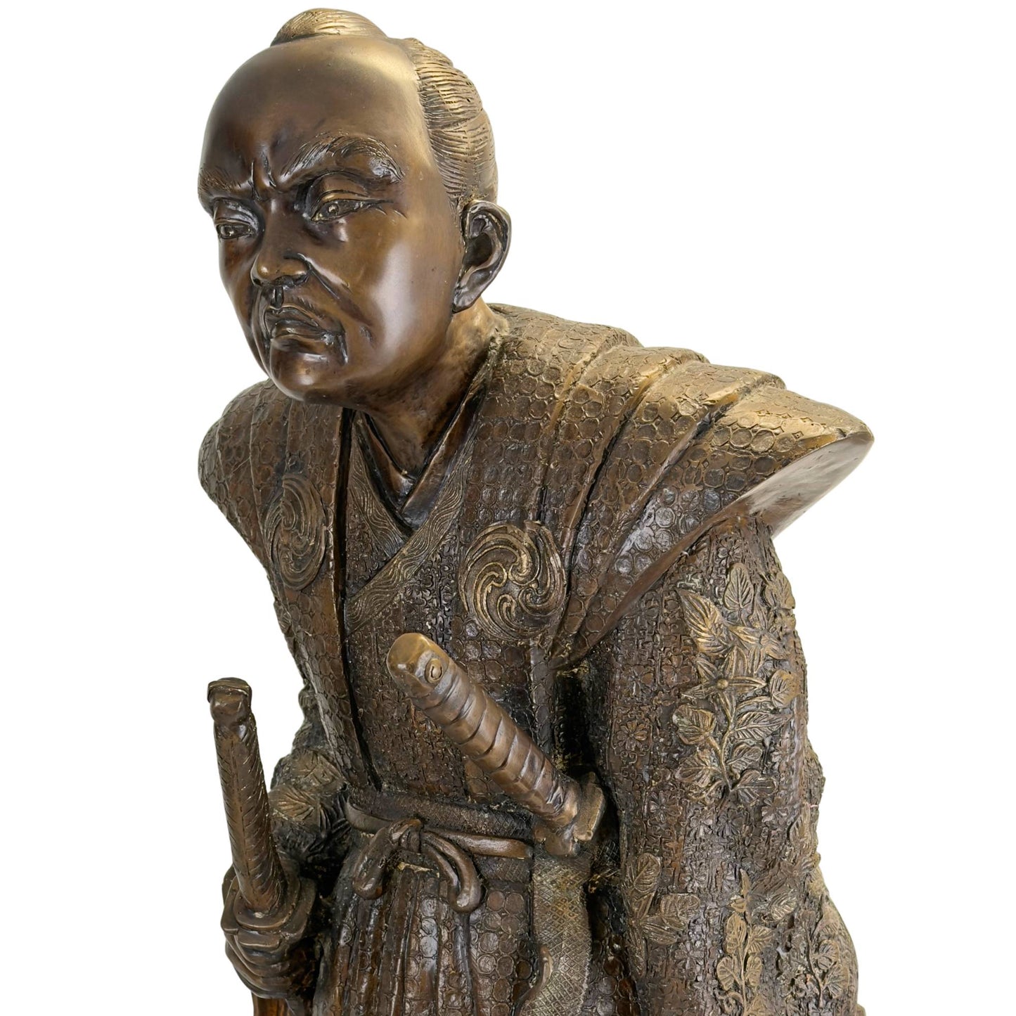 Close-up van het bovenlichaam met de focus op de gekruiste kraag van de kimono en de Tomoe-mon familiewapens op de borst.