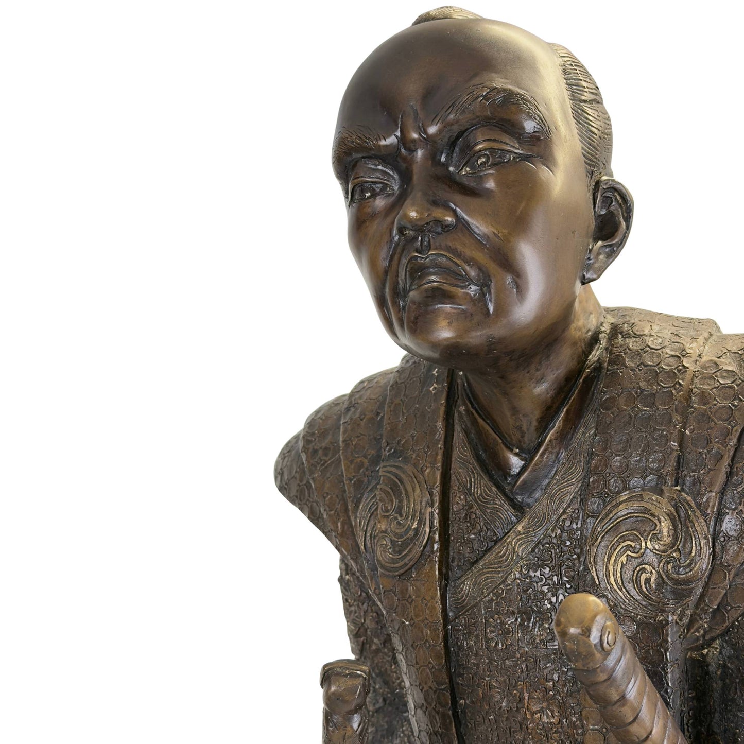Krachtige macro-opname van het gezicht van de Daimyo met de intense, gefronsde blik en de gladde goudbruine patina op de jukbeenderen.