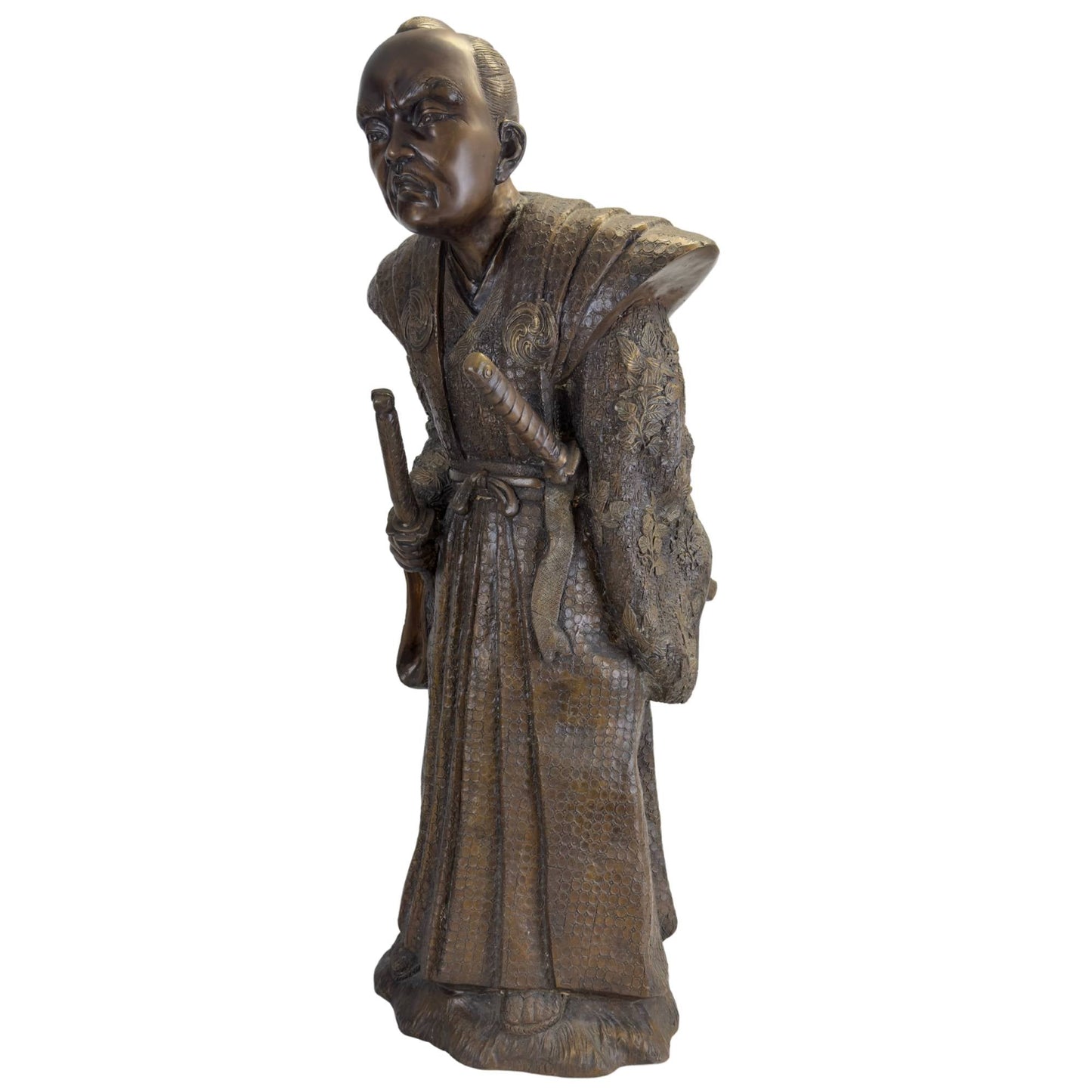 Driekwart vooraanzicht van de bronzen Samurai in zijn ceremoniële krijgshouding met de Daisho-zwaarden prominent zichtbaar.
