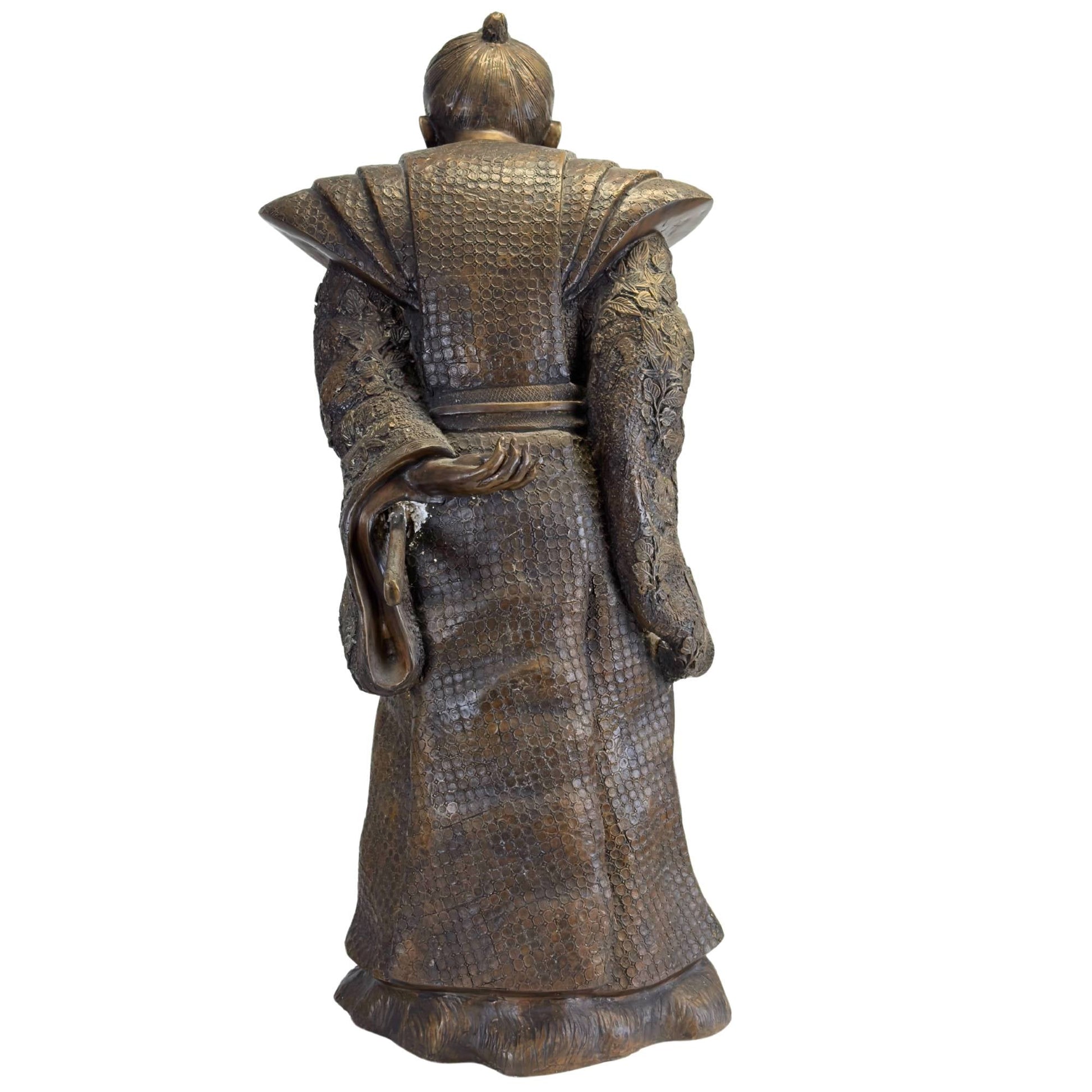 Volledig achteraanzicht van het massief bronzen Samurai beeld met de diepe kastanjebruine patina.