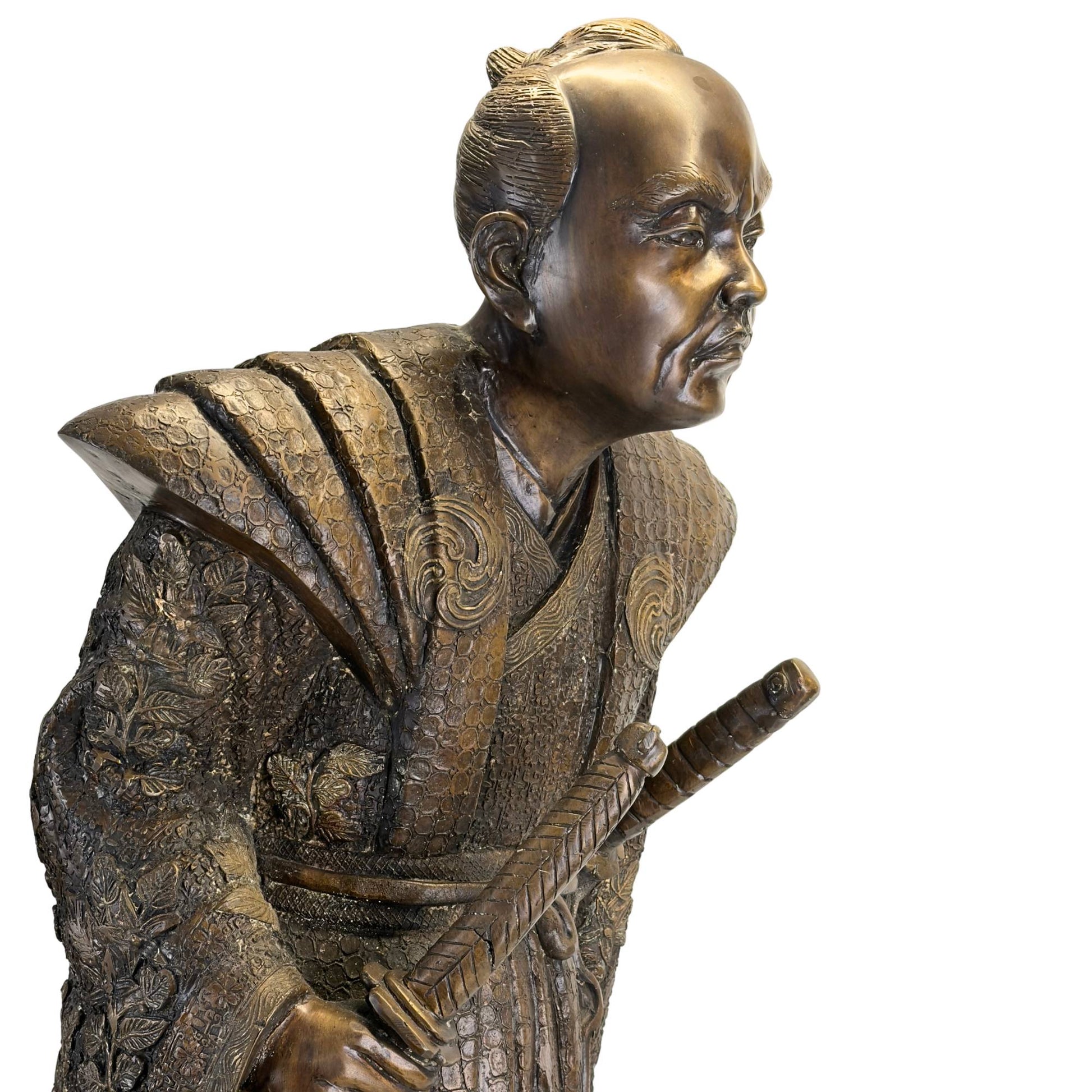 Profielaanzicht van het Japanse bronzen sculptuur tonend de karakteristieke dynamische houding en diepe patina.