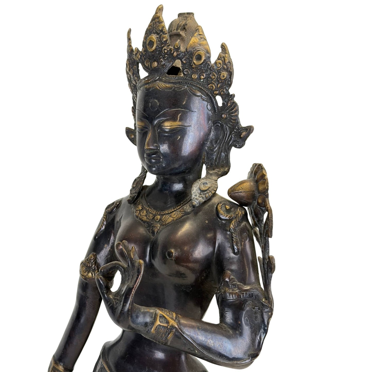 Close-up van het gezicht en de buste van een antieke bronzen Groene Tara uit de Kathmandu-vallei, Nepal, met oorspronkelijke vuurvergulding, zwarte Newar-patina en rijk gedetailleerde kroon.