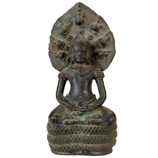 Antiek bronzen Khmer-stijl Boeddha beeld onder de Naga-kap.