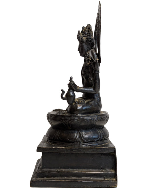 Bronzen Avalokiteshvara uit Tibet zittend op lotusvoet
