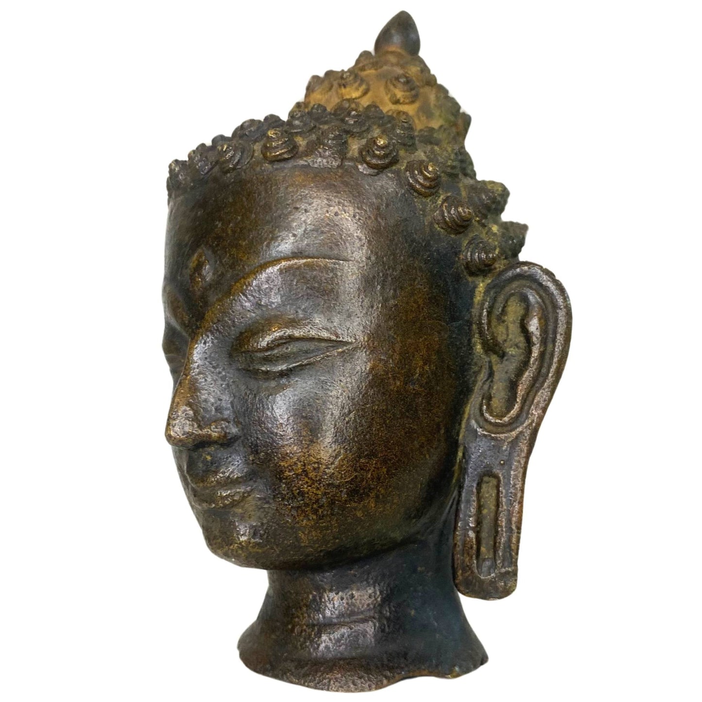 Driekwart aanzicht van de Boeddha benadrukt de spirituele uitstraling van het oude brons.