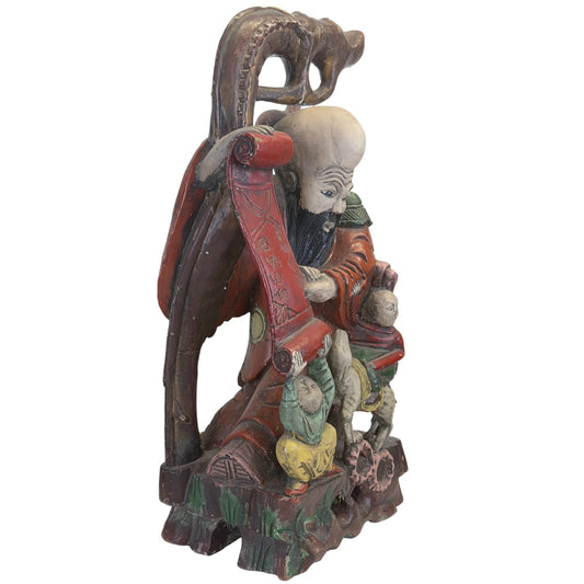 Driekwart vooraanzicht van de Shoulao-sculptuur, tonend het handgesneden houtsnijwerk en de gedetailleerde sculptuur van de begeleidende figuren.