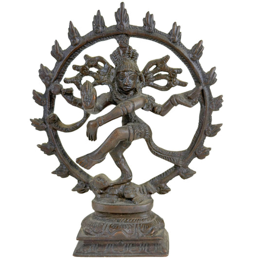 Compact bronzen Shiva Nataraja beeld uit India met donkere patina en kosmische danshouding