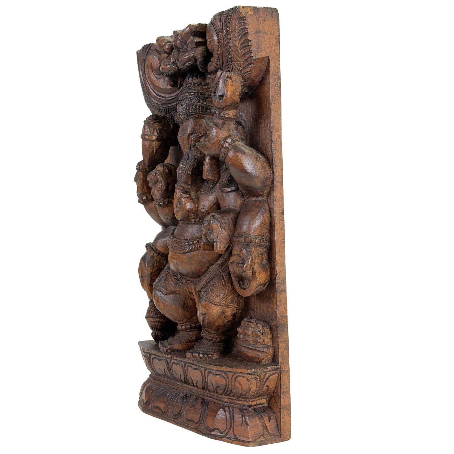 Traditionele Indiase tempelkunst met Ganesha in gesneden hout