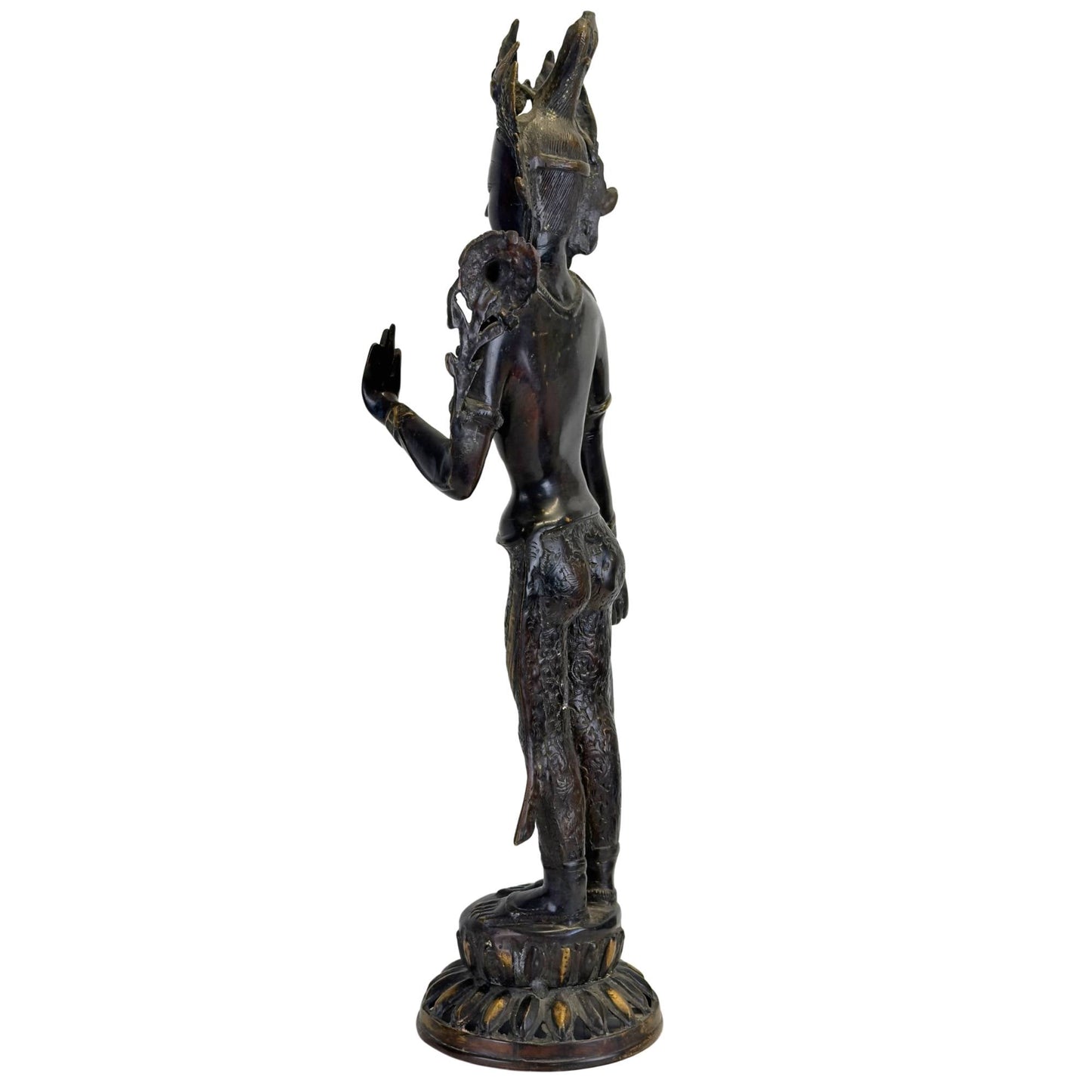 Schuin achteraanzicht van een antieke bronzen Groene Tara uit Nepal met opengewerkte kroon, lotusstengel, zwarte Newar-patina en vuurvergulde accenten.