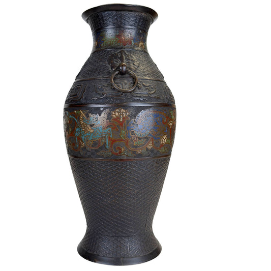 Detail van Japanse champlevé vaas met blauw fabeldier, florale emailledecoratie en fijn geometrisch patroon in het brons
