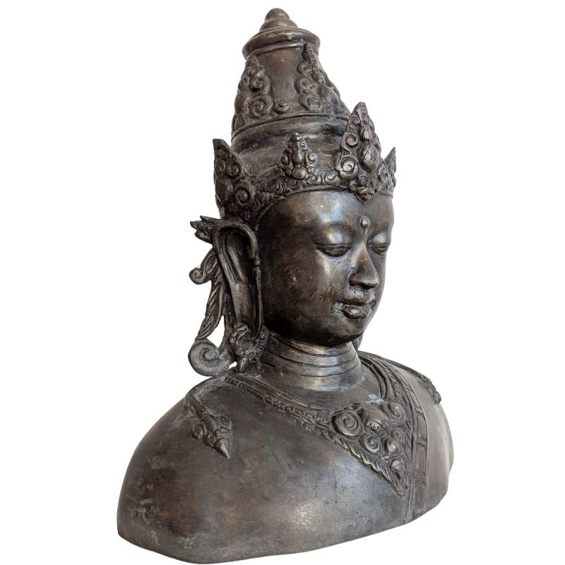 Khmer Vishnu borstbeeld in brons met resten van vuurvergulding