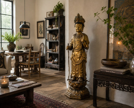 Minimalistisch-luxe interieursetting met console-tafel en vaas, ontworpen als de ideale context voor de plaatsing van het monumentale 113 cm Japanse meesterwerk brons.