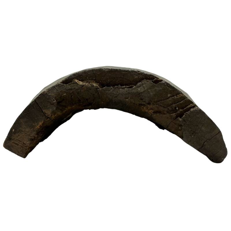Traditioneel houten masker uit Nepal met langgerekte vorm
