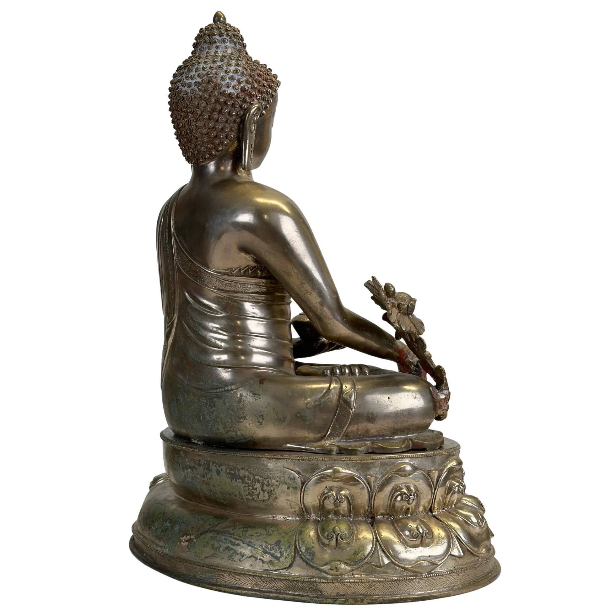 Driekwart achteraanzicht van een antieke Newar Bhaisajyaguru in verzilverd brons met rijk geciseleerd gewaad, natuurlijke patina en monumentale dubbele lotustroon.