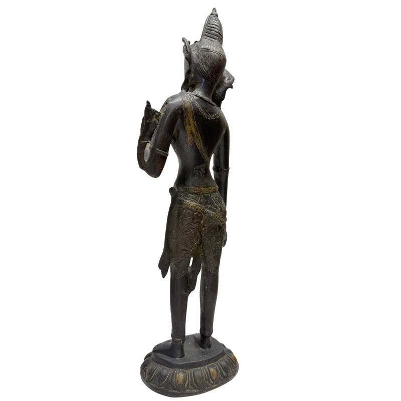 Tara beeld met klassieke boeddhistische iconografie, kroon en sieraden in Himalaya-traditie