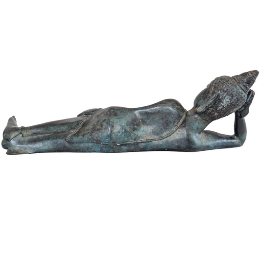 Achterzijde van een liggende Boeddha uit Thailand met oude patina en vloeiende vormgeving